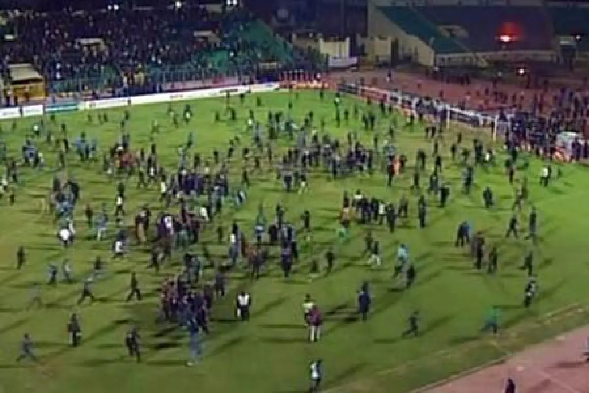 แฟนบอลอียิปต์คลั่งตีกันดับ 73 ศพ