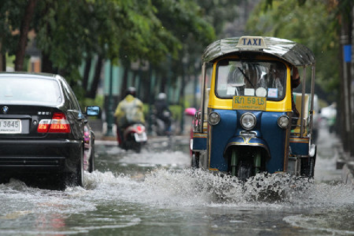 ฝนถล่มกรุงหลายพื้นที่ทำจราจรติดหนึบ ฝนถล่มกรุงหลายพื้นที่ทำจราจรติดหนึบ