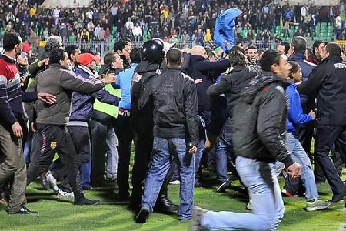 แฟนบอลอียิปต์คลั่งตีกันดับ 73 ศพ