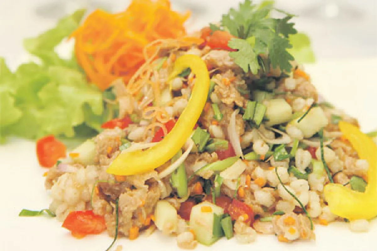 ข้าวบาเล่ย์ยำสมุนไพรทูน่าของชรีพรรณ์ เทียมรัตน์ “