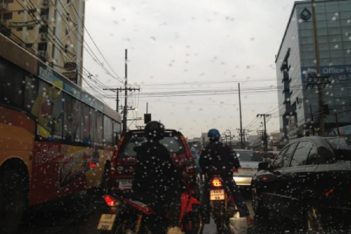 กรุงเทพฝนตกหนักรถติดหนึบ