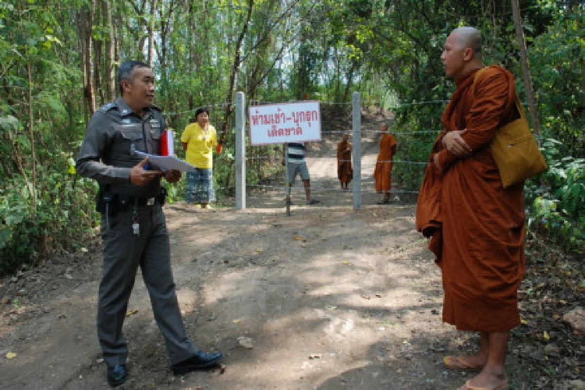 พระร้องทุกข์ถูกนายทุนปิดทางเข้าวัด