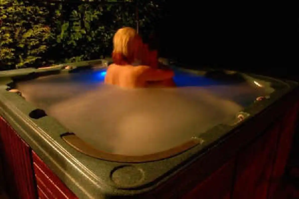 อึ้ง!หนุ่มผู้ดีเนรมิตบ้านเป็นชมรมแลกคู่นอน