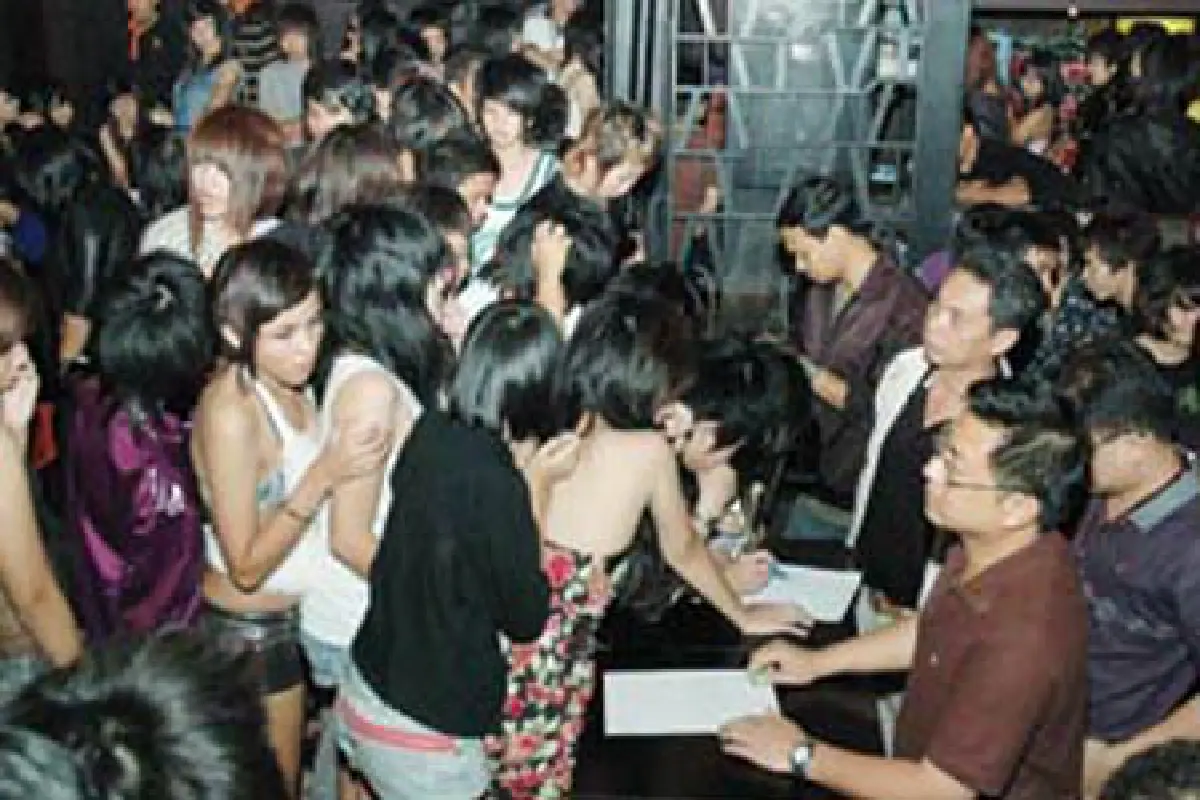 บุกตรวจผับย่านรัชดา-พญาไท