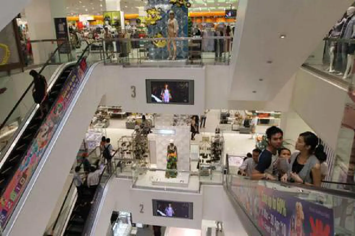 หนุ่มตกบันไดเลื่อนกลางห้างดังดับ