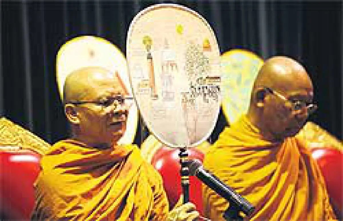 มหาวิทยาลัยศิลปากรสร้างตาลปัตรพัดรองเล่าเรื่องงานศิลปะ