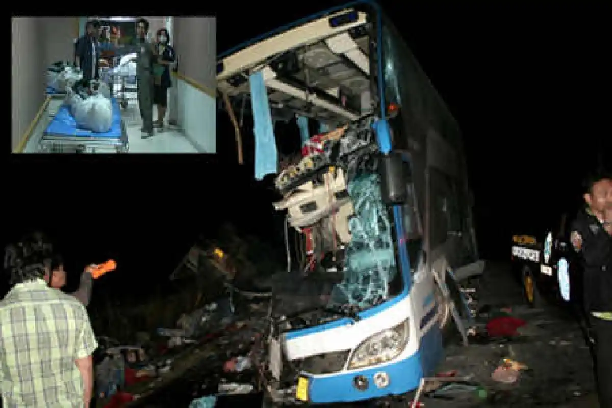 รถทัวร์ประสานงา18ล้อขาดสองท่อนตาย10