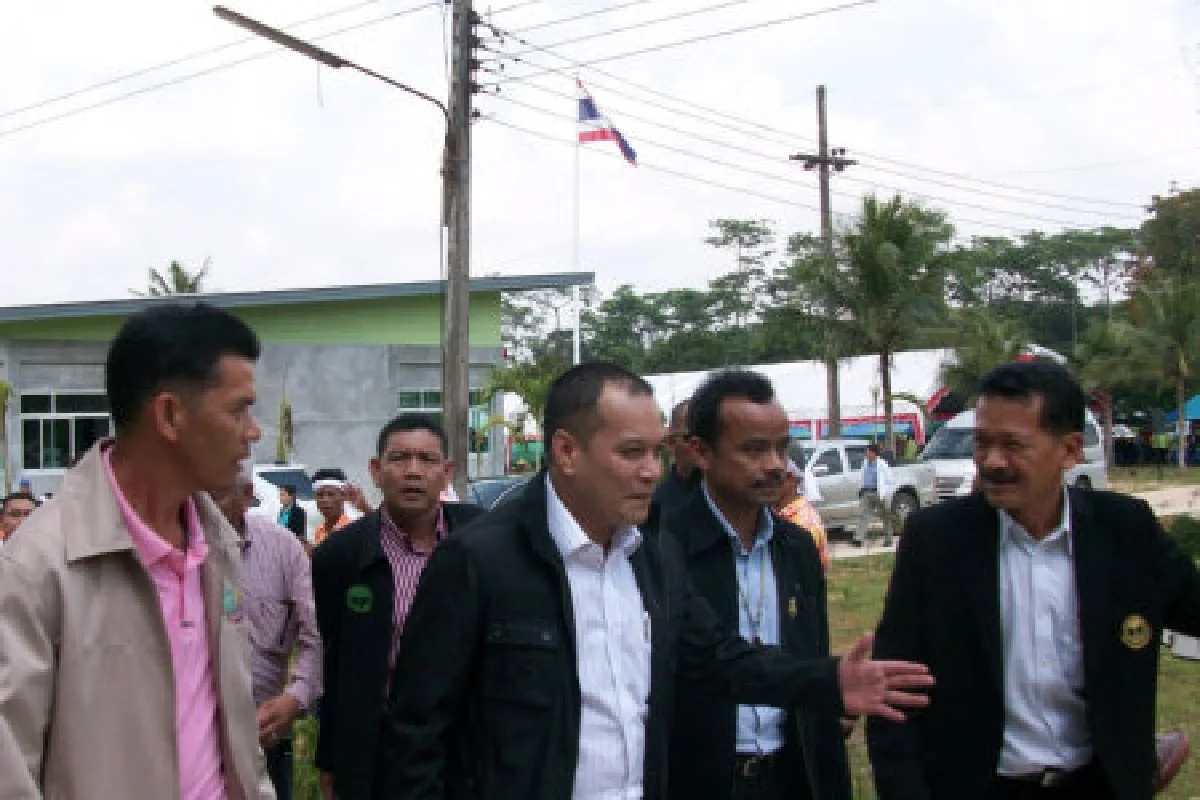 ณัฐวุฒิเสนอตัวเป็นเซลส์ขายยางพาราทั่วโลก