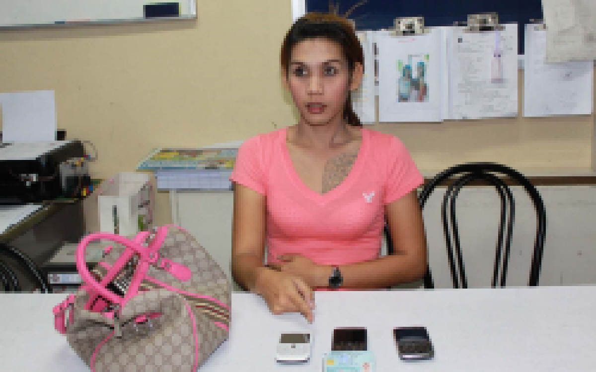 รวบกระเทยแสบอ้างเป็นหมอดูฉกมือถือนร.