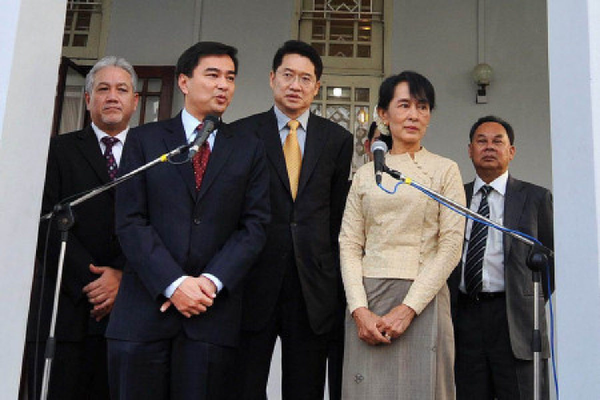 มาร์คพบซูจีหนุนพม่าปฎิรูปประเทศ มาร์คพบซูจีหนุนพม่าปฎิรูปประเทศ