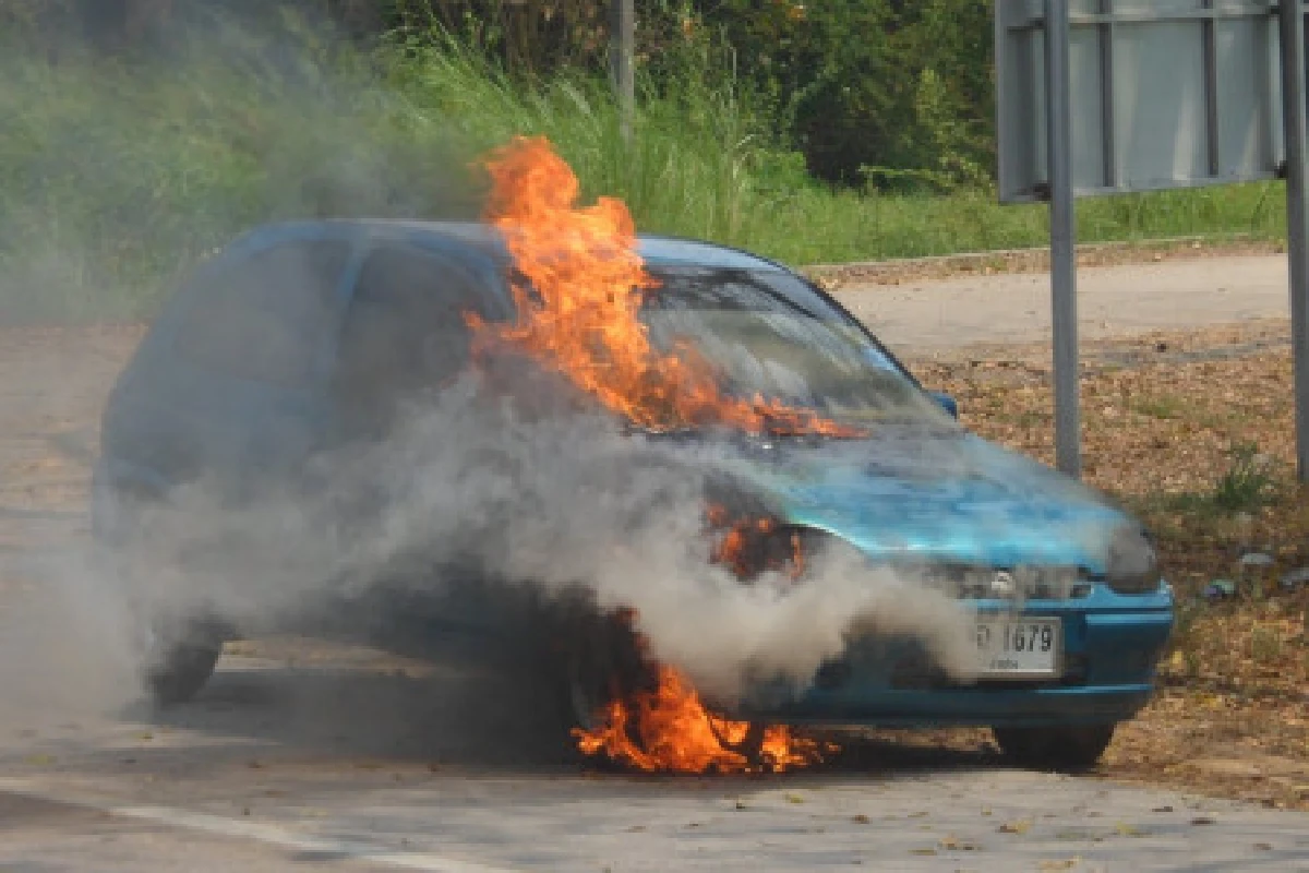 ระทึก!ไฟลัดวงจรไหม้เก๋งวอด