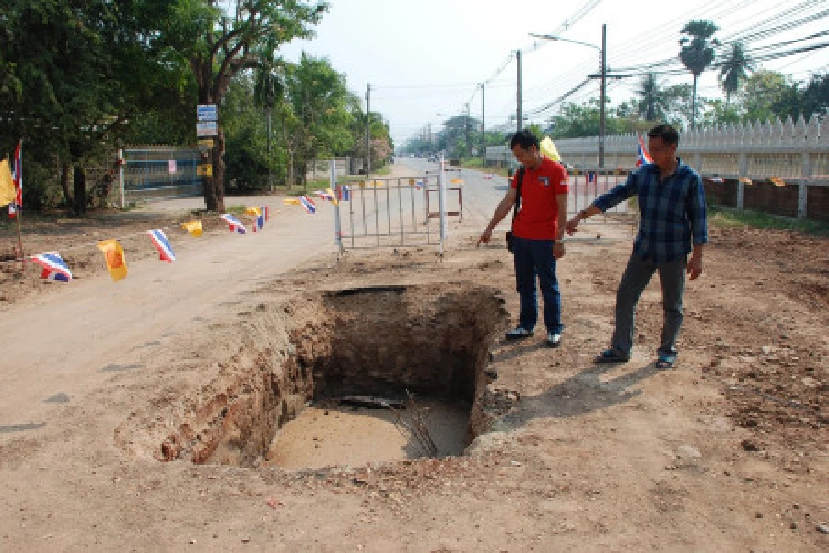 พิลึก!ขุดหลุมกลางถนนหลวงสร้างซุ้มวัด