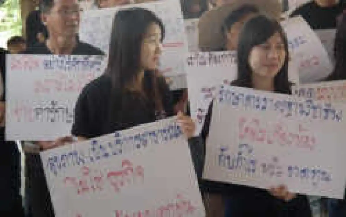 แต่งชุดดำค้านฟื้น30บาทรักษาทุกโรค