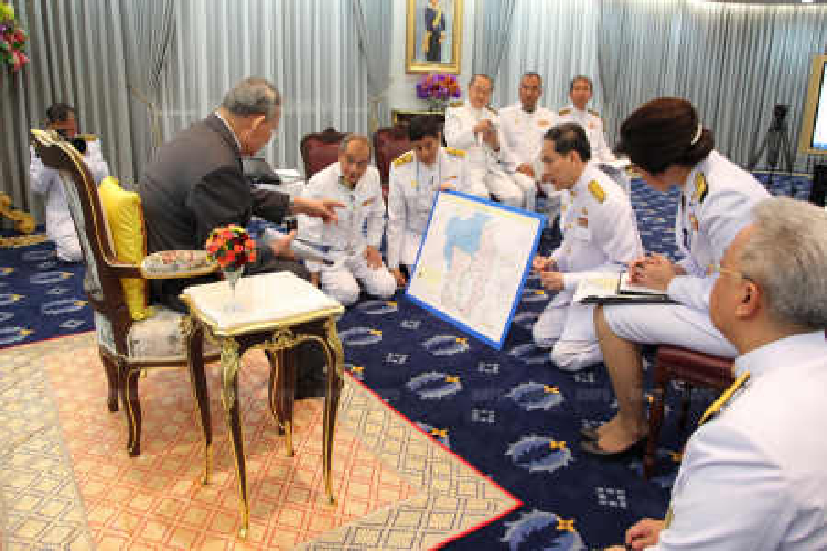 ในหลวงทรงแนะปลูกไม้เนื้อแข็ง-อ่อนแก้น้ำท่วม ในหลวงทรงแนะปลูกไม้เนื้อแข็ง-อ่อนแก้น้ำท่วม