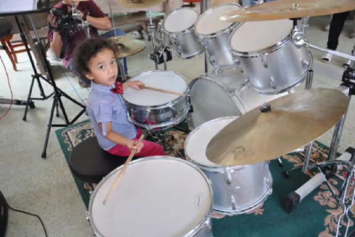 ด.ช.วัย3 ขวบ ตีกลองชุดเล่นดนตรีในร้านอาหาร
