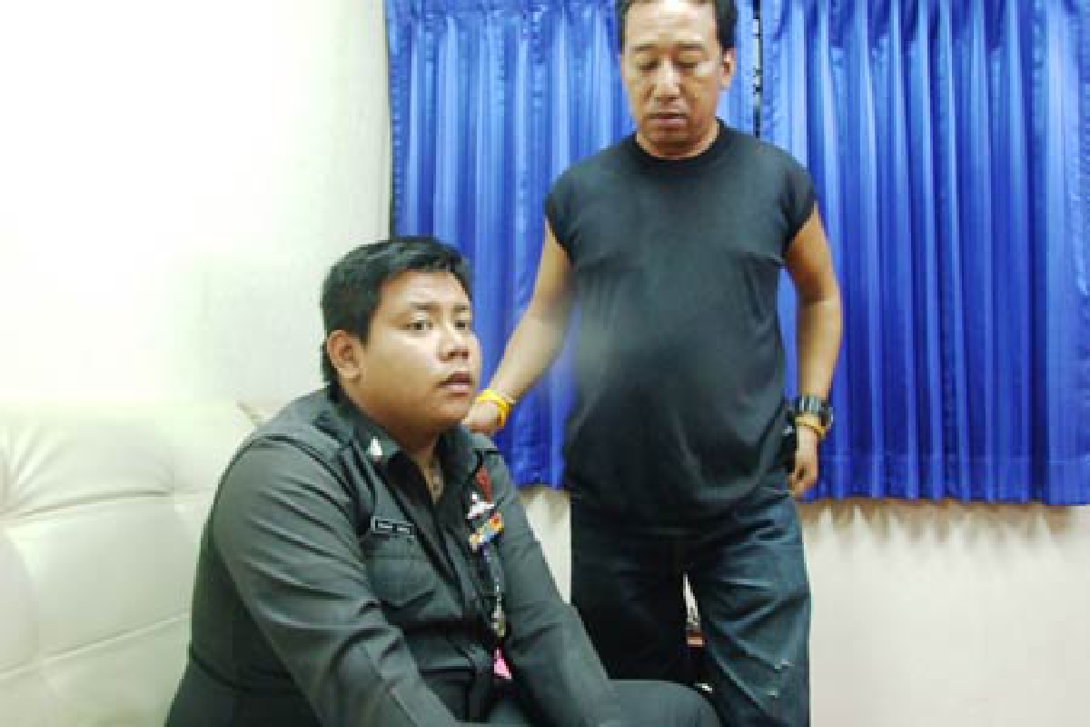 รวบตำรวจเก๊จับรถซิ่งไถเงิน รวบตำรวจเก๊จับรถซิ่งไถเงิน