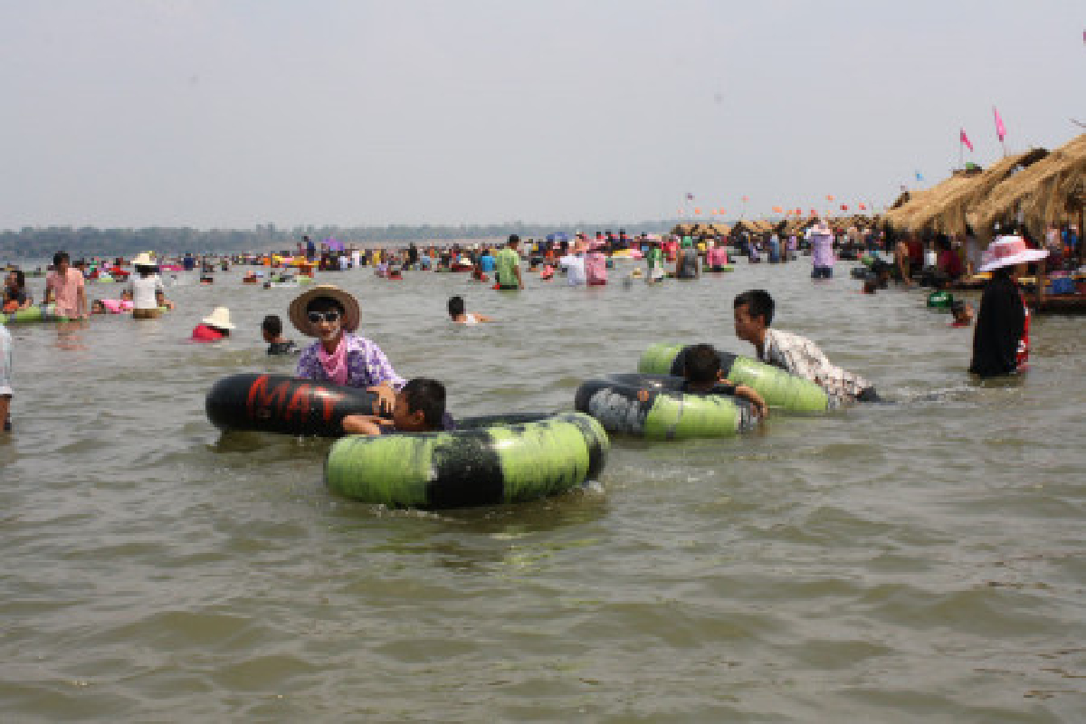 นครพนมร้อนจัดคนแห่เที่ยวหาดน้ำโขง นครพนมร้อนจัดคนแห่เที่ยวหาดน้ำโขง