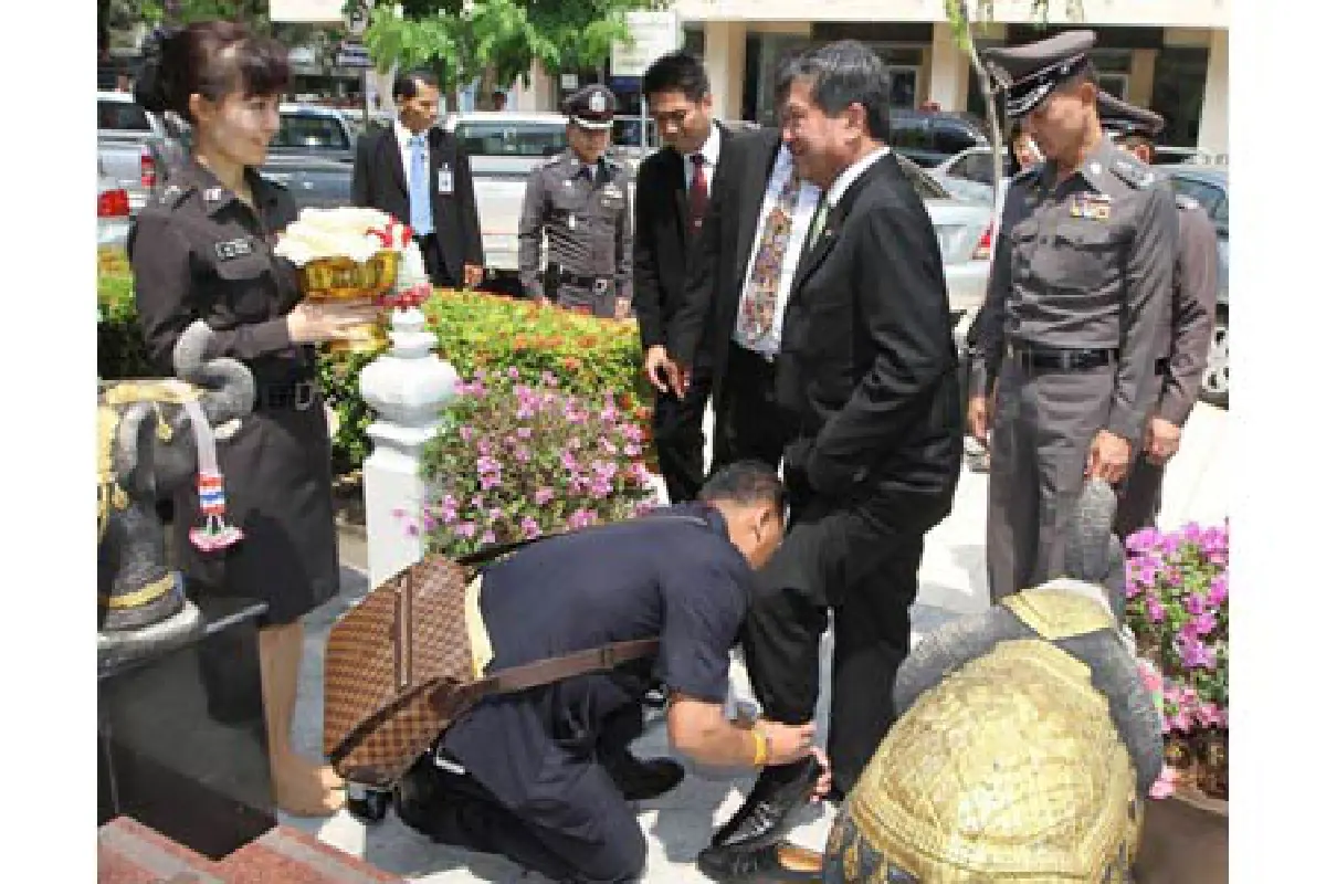 แซ่ดสนั่นเน็ต!ภาพคนถอดรองเท้าให้เฉลิม