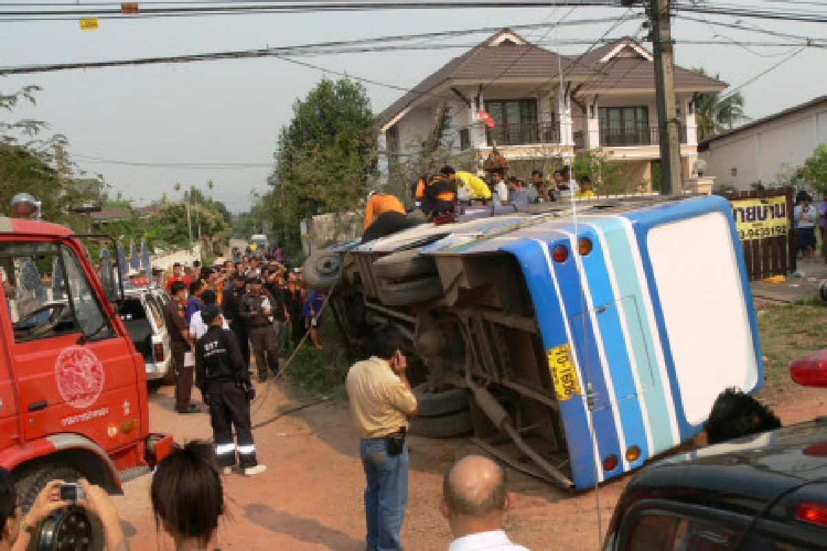 เมล์เชียงรายซิ่งพลิกคว่ำเจ็บอื้อ