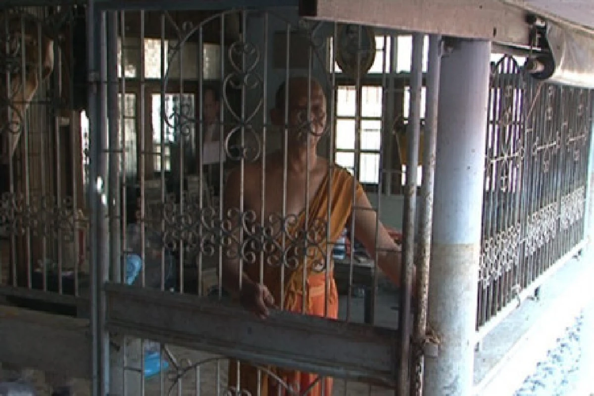 โจรชุมพระกรุงเก่าติดกรงเหล็กรอบวัด