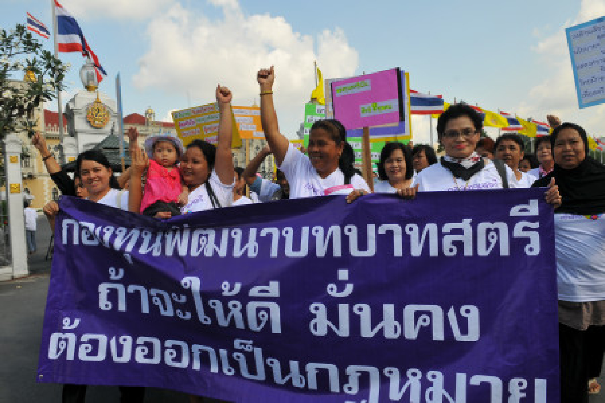 ม็อบ4ภาคจี้นายกฯทบทวนกองทุนพัฒนาสตรี ม็อบ4ภาคจี้นายกฯทบทวนกองทุนพัฒนาสตรี