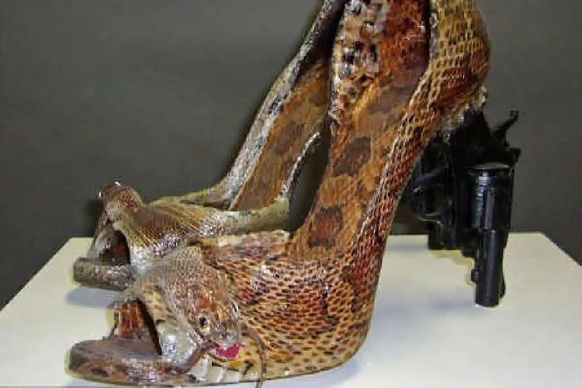 รองเท้าสุดแปลกผลิตจากซากสัตว์