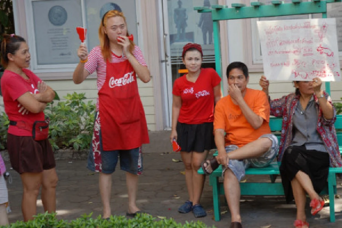 ปชป.ทราบข้อหาหมิ่นนายกฯเจอแดงชูตีนตบไล่