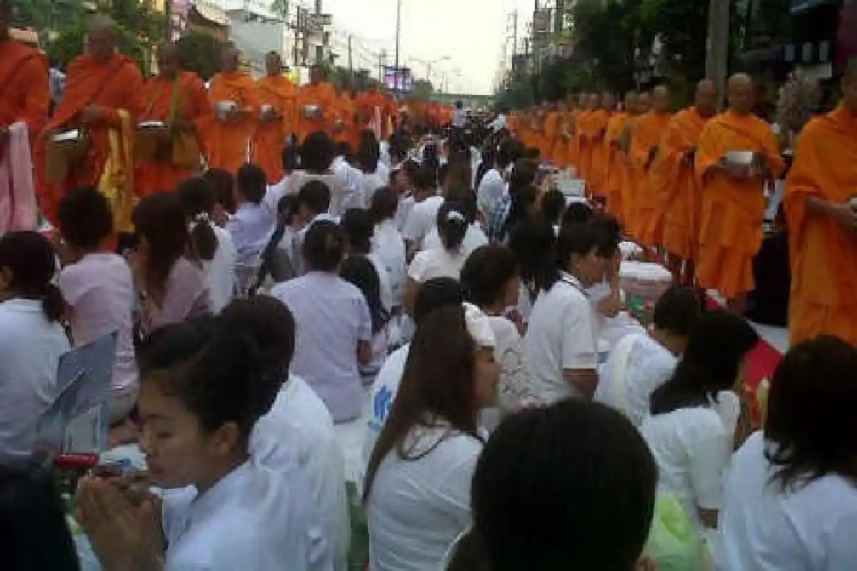 กทม.นำตักบาตรพระสงฆ์ 12,600 รูป