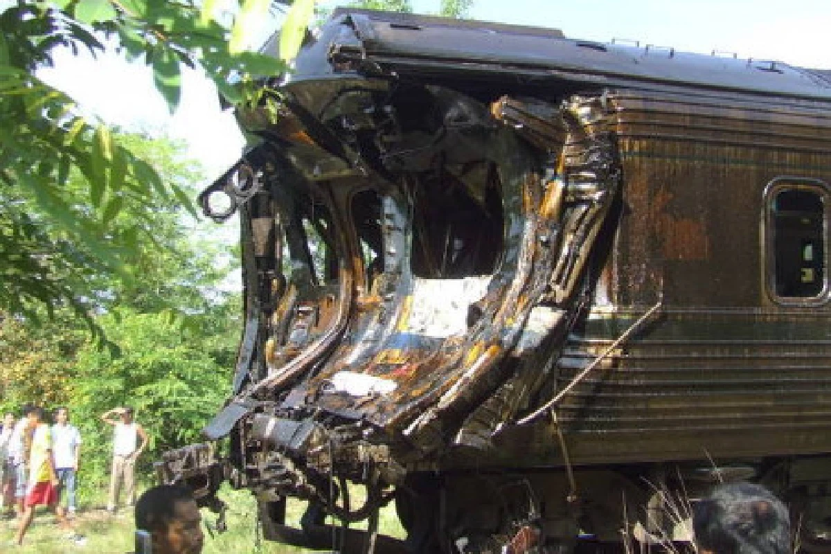 คนขับรถไฟชนรถบรรทุกดับเจ็บกว่า50