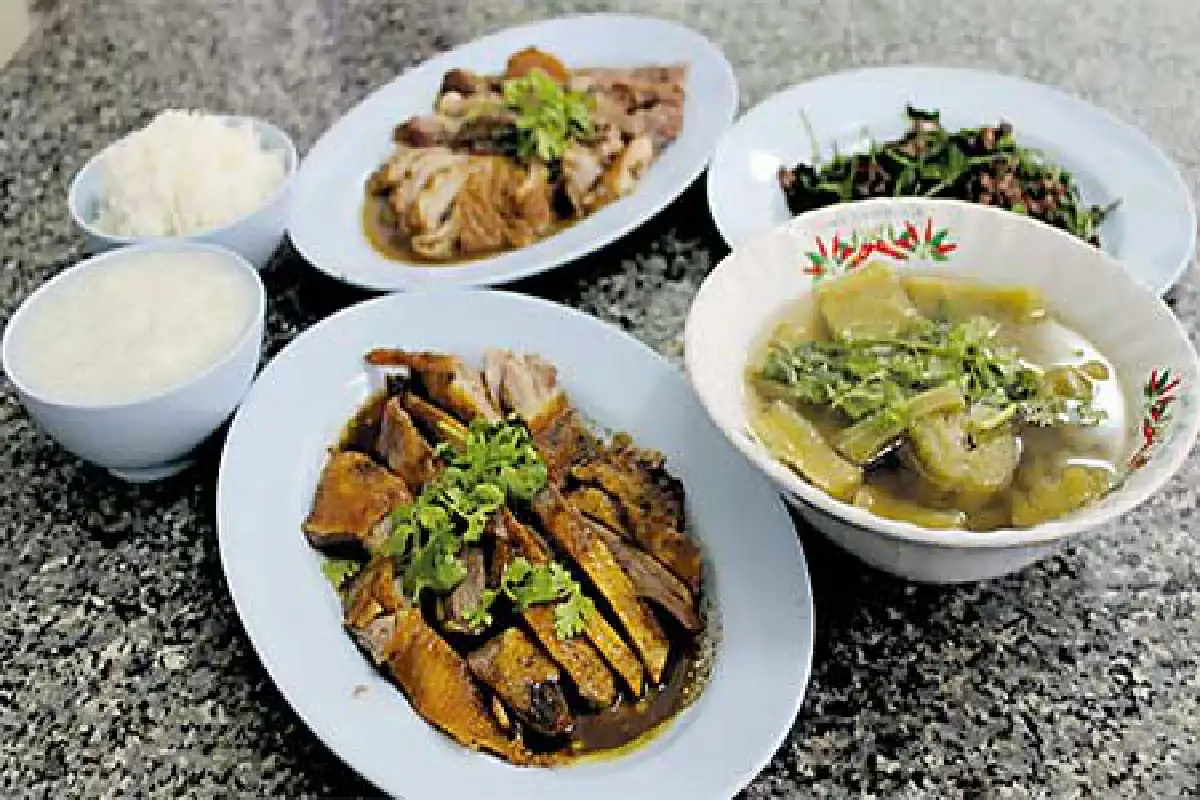 ‘หมูย่างเป็ดพะโล้ตาปัก’ อร่อยนะที่สุโขทัย