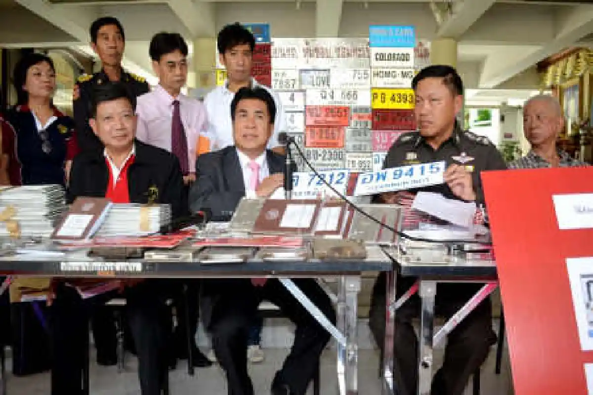 รวบเฒ่าทำทะเบียนรถ-คู่มือปลอม