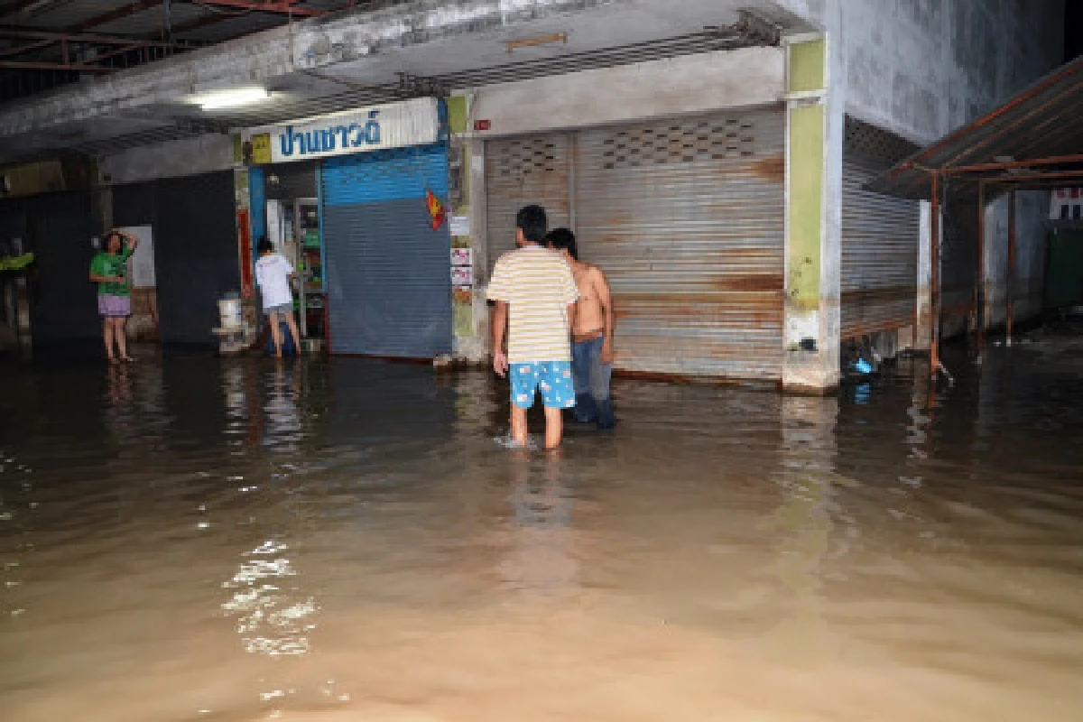 ชาวปทุมฯมึนเจอน้ำทะลักท่วม30ซม.