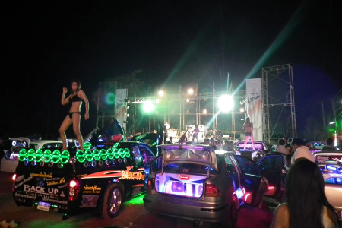 เสื่อม!จัดโชว์โคโยตี้เรียกลูกค้า