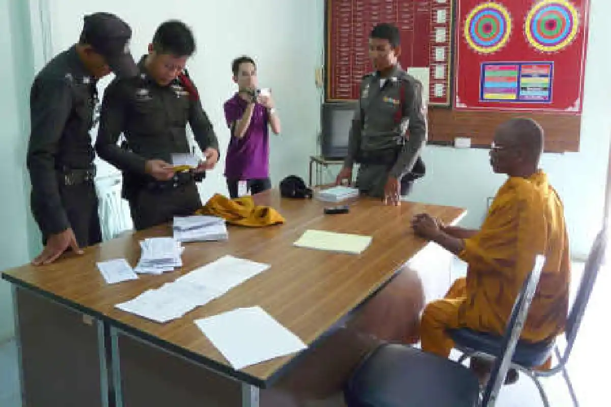 รวบพระเดินสายเรี่ยไรเงินชาวบ้าน