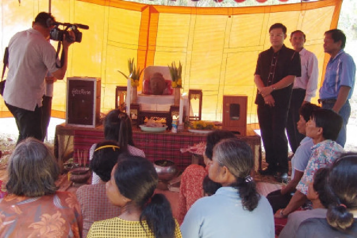 คนสุรินทร์แห่กราบเศียรพระโบราณ