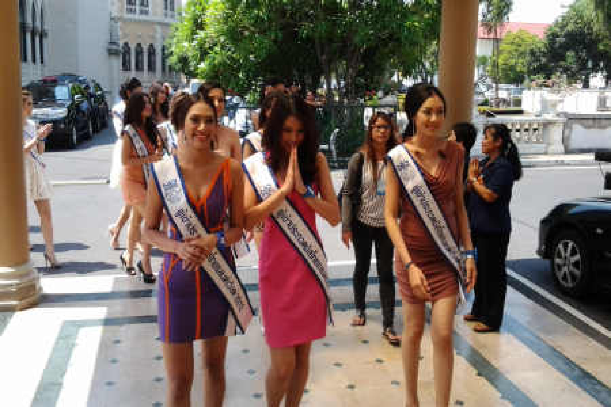 สาวงามบุกทำเนียบเคลื่อนกองทุนสตรี สาวงามบุกทำเนียบเคลื่อนกองทุนสตรี