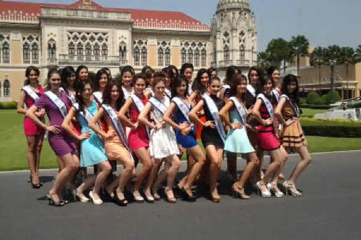 สาวงามบุกทำเนียบเคลื่อนกองทุนสตรี
