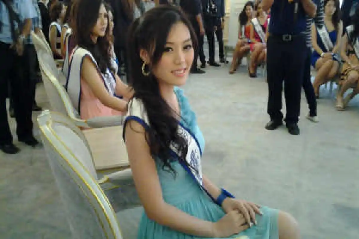 สาวงามบุกทำเนียบเคลื่อนกองทุนสตรี