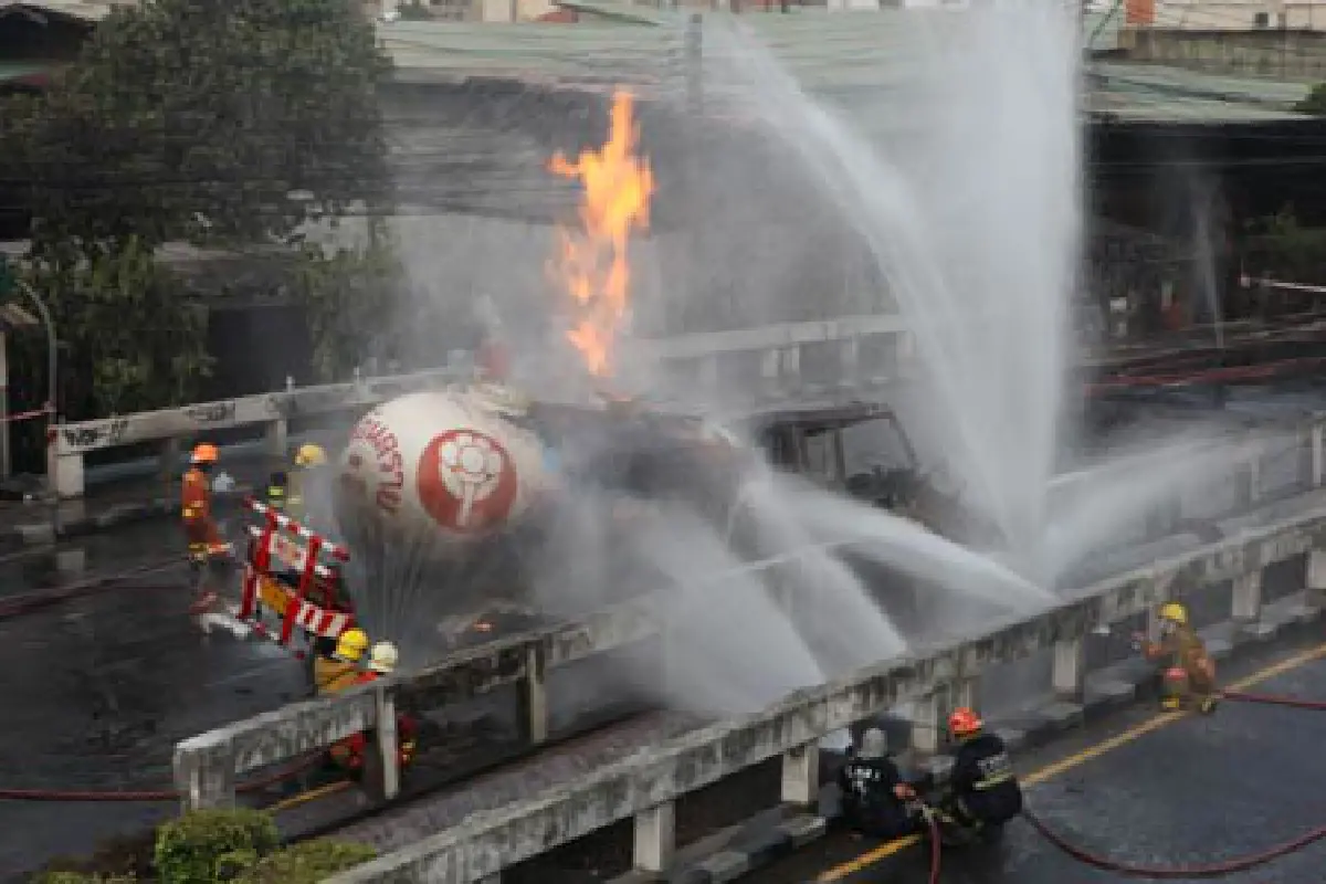 รถแก๊สพุ่งชนราวสะพานไฟลุกไหม้