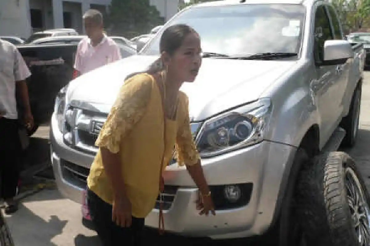 ฉุนเรียกไม่จอดตร.เมืองคอนยิงพรุนทั้งคัน