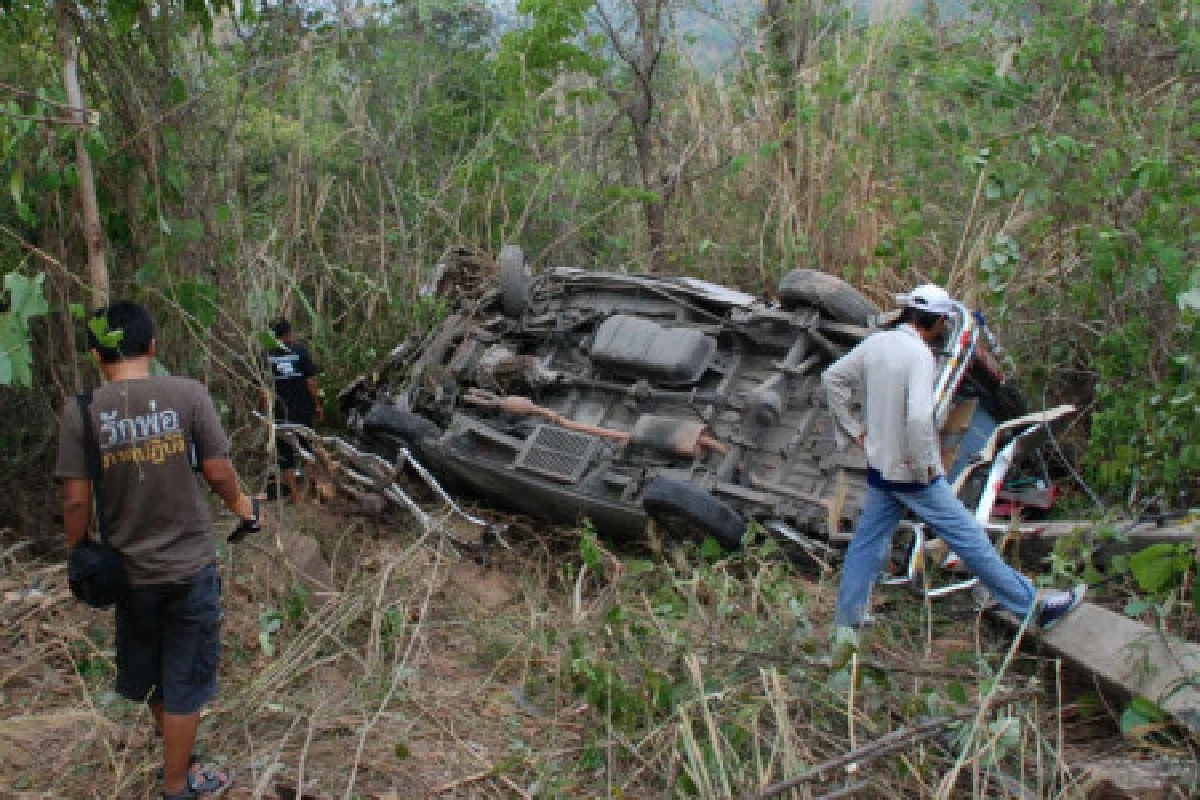 รถตู้ผ้าป่าแหกโค้งตกเขาดับ2