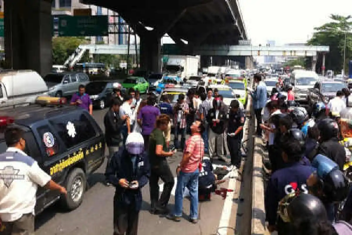 กระบะยางแตกชนขอบโทลล์เวย์ตกดับ1ศพ