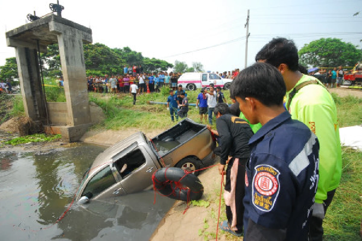 กระบะขนต่างด้าวแหกด่านหลุดโค้งตาย7