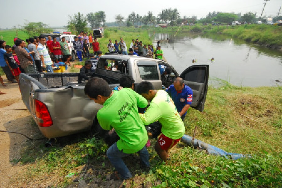 กระบะขนต่างด้าวแหกด่านหลุดโค้งตาย7