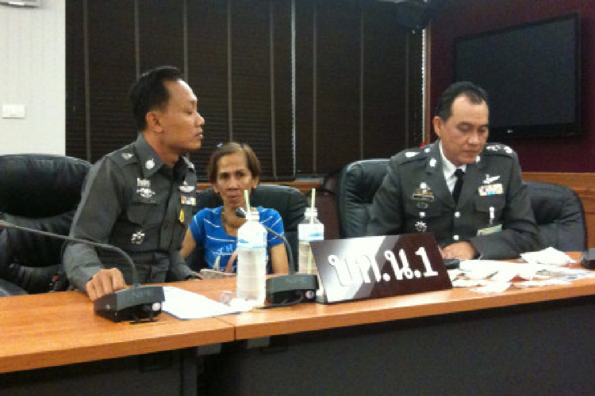 รวบหญิงชราล้วงกระเป๋างานกาชาด รวบหญิงชราล้วงกระเป๋างานกาชาด