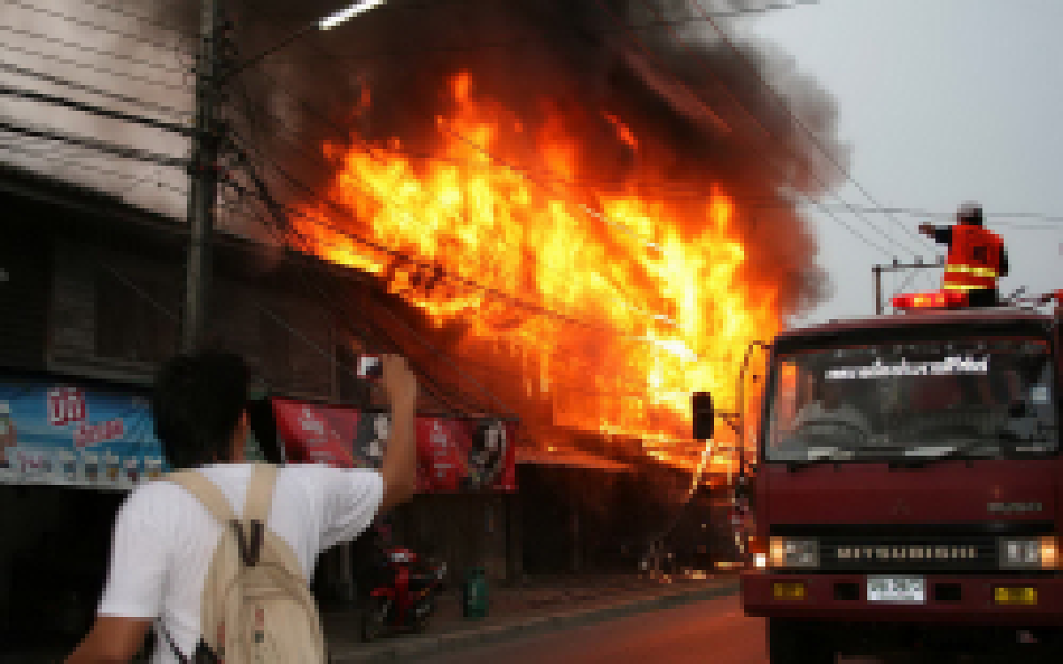 ไฟไหม้ห้องแถวไม้โบราณเมืองประจวบฯ