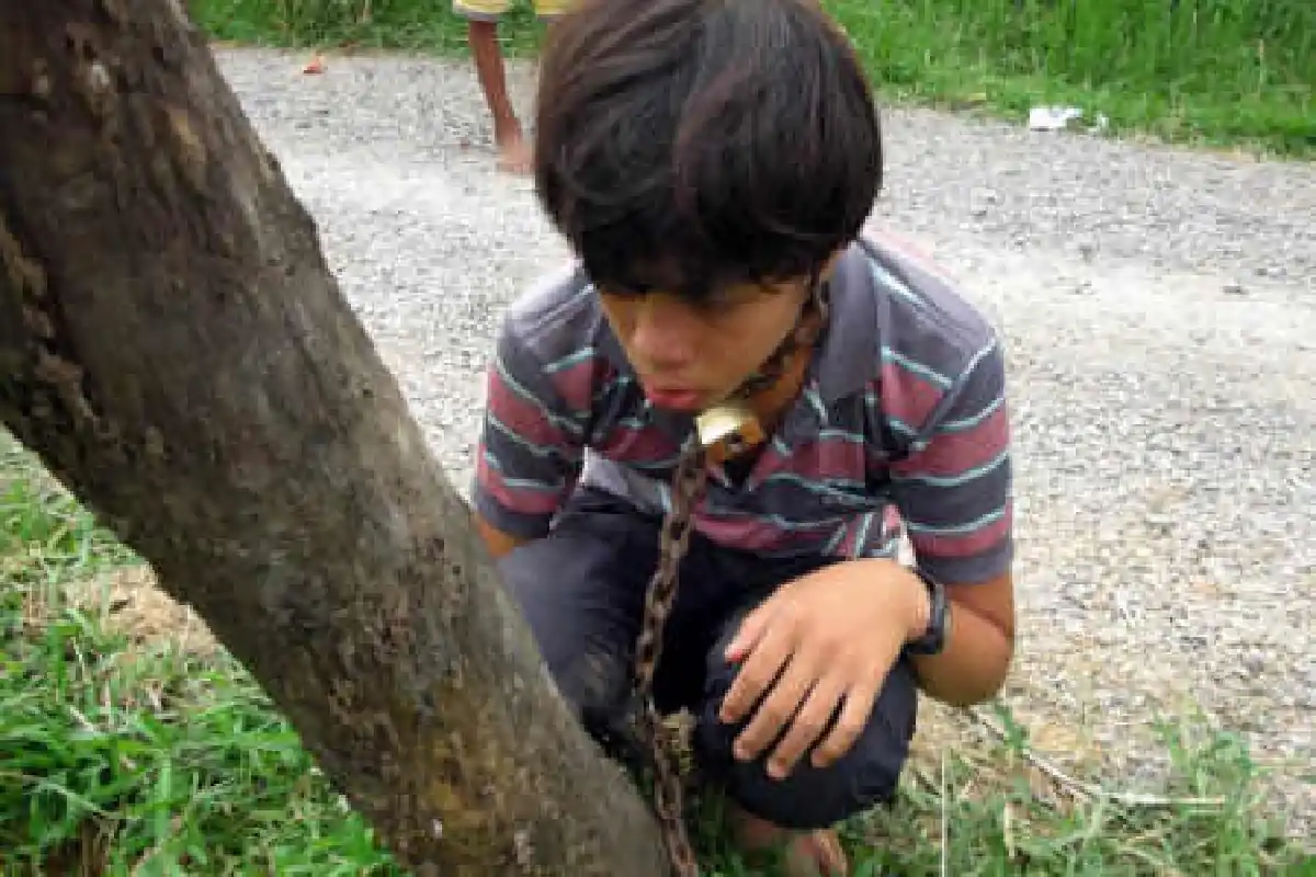 ล่าพ่อสุดโหดใช้โซ่ล่ามคอลูกติดเกมส์