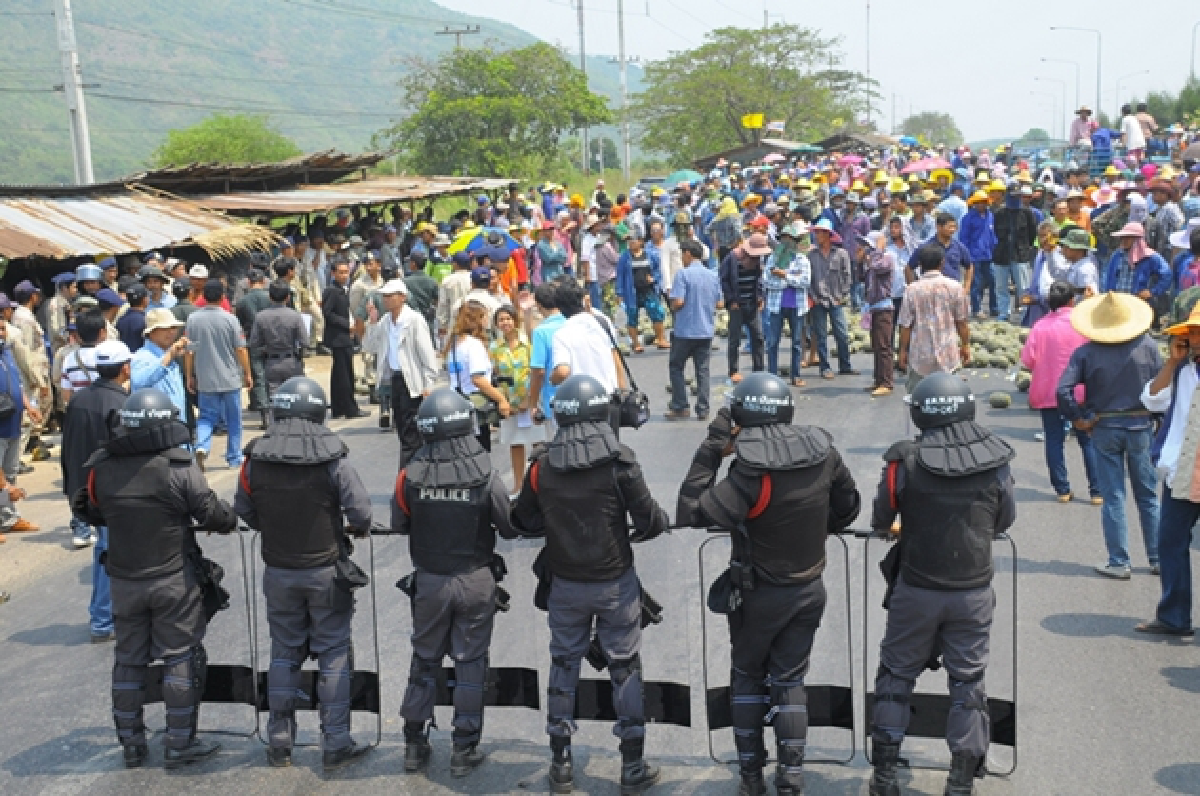 Pineapple growers block highway