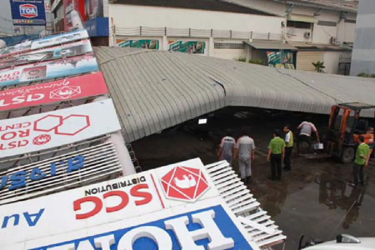 ฝนถล่มพายุพัดป้ายโฆษณาล้มทับรถยนต์