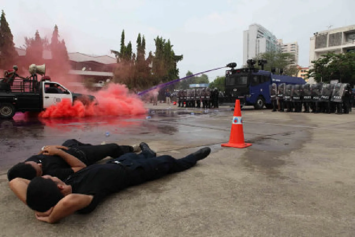 กองปราบโชว์รถหุ้มเกราะคุมฝูงชน